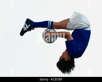 Des gens énergiques de sauter les enfants jouant Banque D'Images