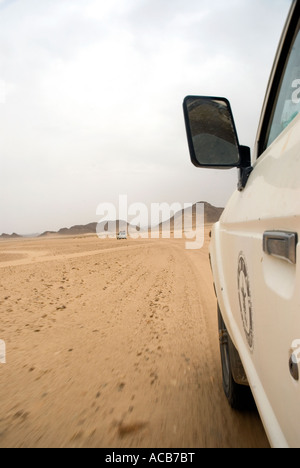 Un Landcruiser Touareg traverse le Ténéré vide déchets de l'Algérie Sahara central en route de Tamanrasset à Djanet Banque D'Images