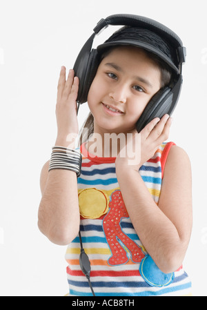 Portrait d'une jeune fille portant des écouteurs et écouter de la musique Banque D'Images