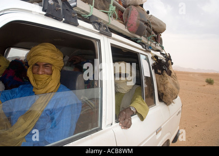 Un Landcruiser Touareg traverse le Ténéré vide déchets de l'Algérie Sahara central en route de Tamanrasset à Djanet Banque D'Images