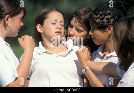 Adolescents terrifiés écolière secondaire étant physiquement intimidés par des gangs de filles fists Banque D'Images