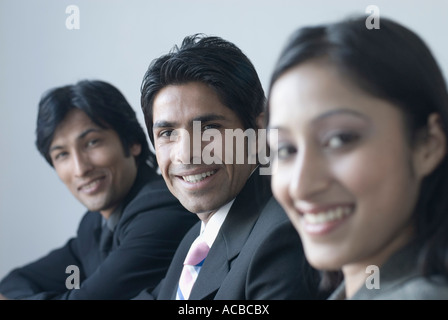 Portrait d'une femme et deux businessmen smiling Banque D'Images