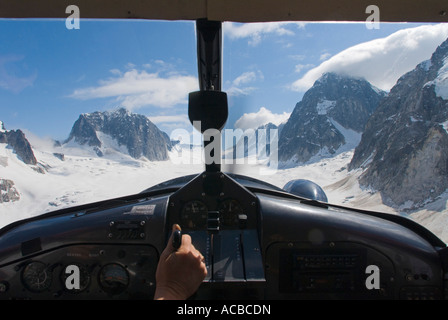 Vue depuis le cockpit d'un avion de brousse en survolant le Glacier, Alaska Pika Banque D'Images