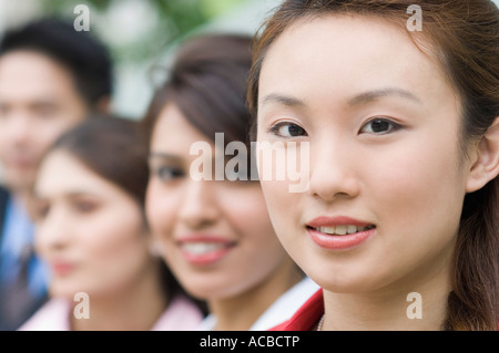 Portrait of a businesswoman smiling avec ses collègues derrière elle Banque D'Images