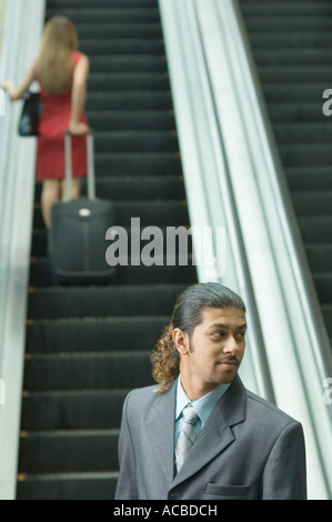 Businessman à côté avec une femme d'affaires dans l'arrière-plan Banque D'Images