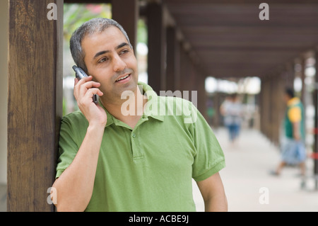 Close-up of a Mid adult man talking on a mobile phone Banque D'Images