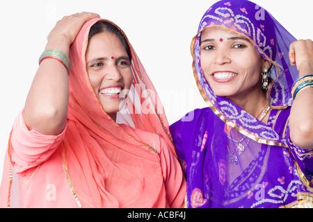 Close-up of two young women smiling Banque D'Images
