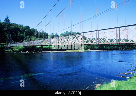 Pont suspendu sur la rivière Spey, Aberlour, Speyside, Ecosse, UK, Voyage, tourisme, pont blanc, l'eau des ponts écossais bleu Banque D'Images