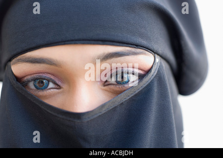 Portrait d'une jeune femme portant un hijab Banque D'Images
