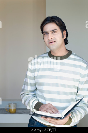 Mid adult man holding a Diary Banque D'Images