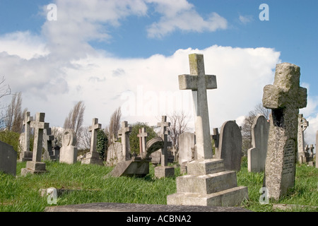 Les pierres tombales et les nuages. Cimetière de Kensal Green, Londres, Angleterre Banque D'Images