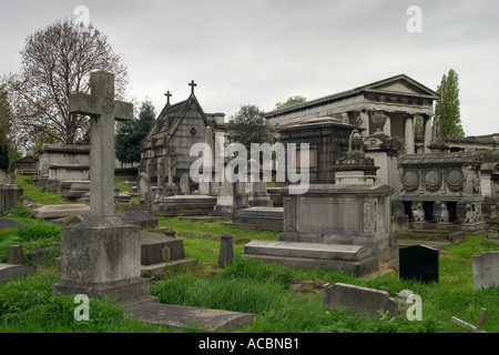 Pierres tombales et mausolée du cimetière de Kensal Green. Londres, Angleterre Banque D'Images