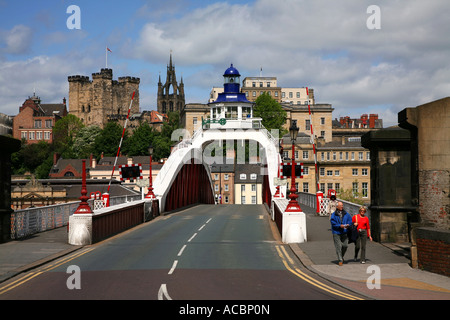 Angleterre - le pont tournant sur la rivière Tyne, l'un des nombreux ponts reliant à Newcastle Gateshead Banque D'Images