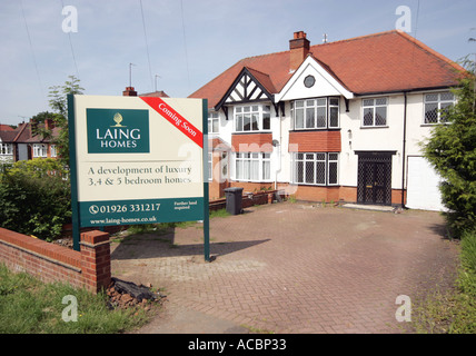 Deux maisons jumelée Worcestershire Redditch avec de grands jardins. Maintenant démoli et un petit ensemble immobilier construit au lieu Banque D'Images