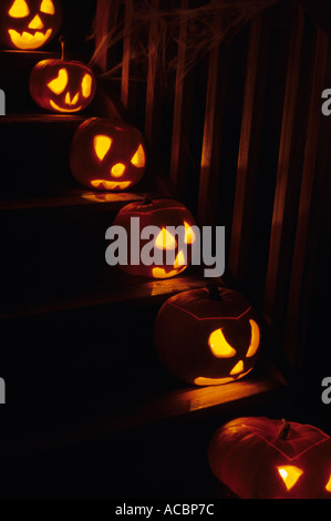 Étapes décoré pour l'Halloween avec des citrouilles sculptées sur les étapes de nuit Marysville Washington USA PR Banque D'Images