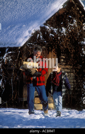 Grand-père et petit-fils avec le bois de Pemberton en Colombie-Britannique, Canada Banque D'Images