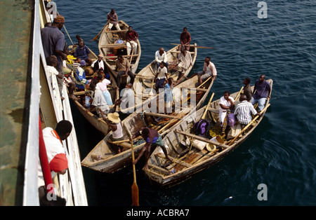 Passager de steamboat MV Liemba regardant vers le bas sur le Lac Tanganyika Tanzanie l'embarquement des personnes en Afrique de l'Est Banque D'Images