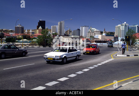 Le trafic automobile en centre-ville de Windhoek Namibie Afrique du Sud Banque D'Images