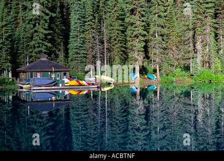 Canoës à louer sur Emerald Lake yoho nationalpark province of British Columbia canada Banque D'Images