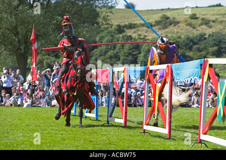 Joutes chevaliers lors d'une reconstitution historique en vigueur d'un tournoi de joutes Banque D'Images