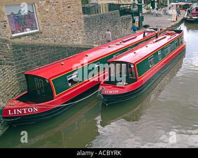 Deux peint rouge étroit canal bateaux sur le canal de Leeds Liverpool à Skipton West Yorkshire Banque D'Images