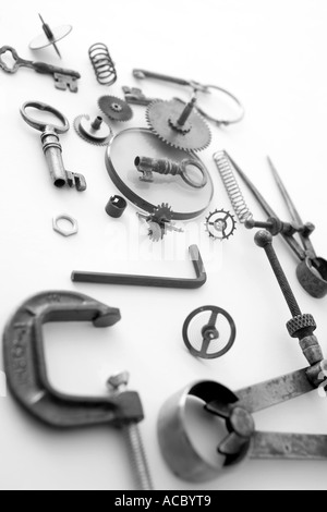 Outils et petits objets clés et cogs forment un motif sur un fond blanc Banque D'Images