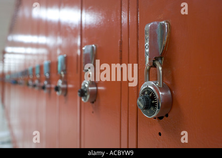 Cadenas avec des casiers de l'école Banque D'Images