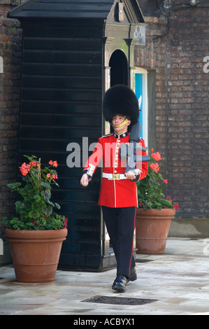 Garde royale marchant à la Tour de Londres UK Banque D'Images