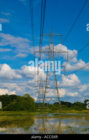 Pylône de l'électricité dans un champ inondé Banque D'Images