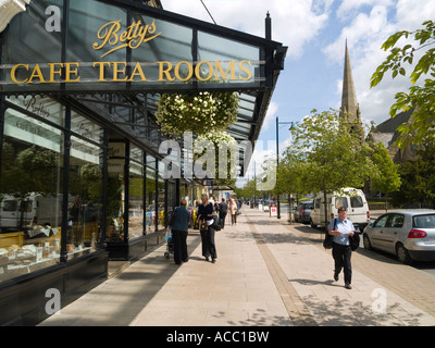 Betty's tea room dans le bosquet un bien de le faire dans la rue Bradford West Yorkshire UK Banque D'Images