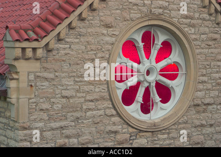 Fenêtre en verre de couleur rose à l'église Banque D'Images