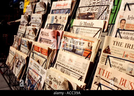 Les journaux étrangers et nationaux sur rack en kiosque Banque D'Images