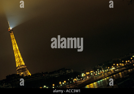 La Tour Eiffel de nuit l'éclairage d'horizon, Paris, France Banque D'Images