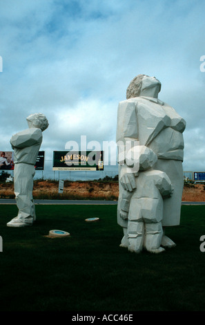 Chiffres en bois lifesize à l'aéroport de Faro Algarve portugal regarder les avions Banque D'Images