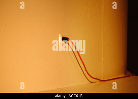 Rallonge électrique provenant de l'prise murale Banque D'Images