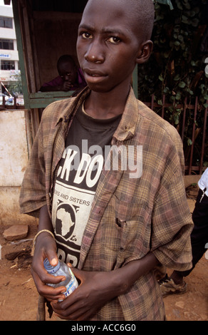 Sniffer de la colle dans la rue, Kampala, Ouganda Banque D'Images