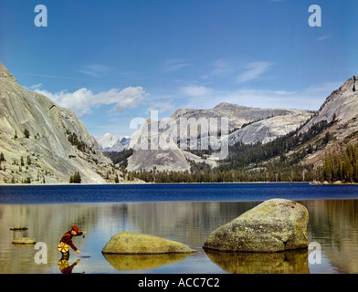 Fisherman Lake et des montagnes dans le Parc National de Yosemite en Californie, USA Banque D'Images