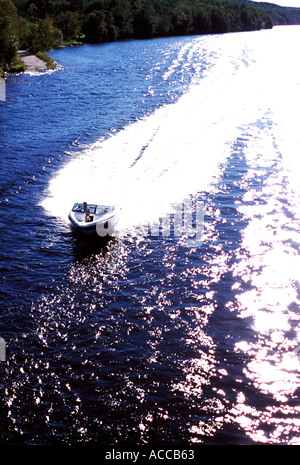 Bateau cigarette sur la charge de la rivière Saint-Jean au Nouveau-Brunswick par le soleil en contre-jour Banque D'Images