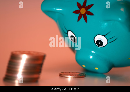 Une pile de pièces 2p 2P avec un seul coin libre et une odeur de l'argent vert tirelire Banque D'Images