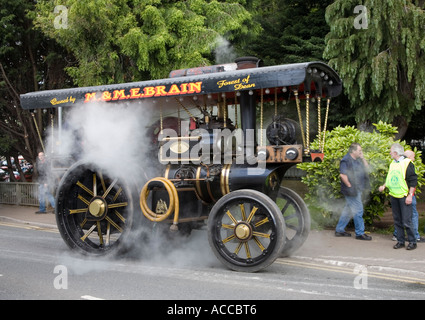 Moteur de traction de travail sur la voie publique avec des trains à vapeur steward lors d'un rallye Abergavenny Wales UK Banque D'Images