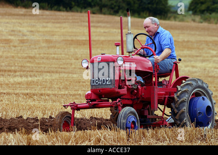 Classic Tractor Ploughing Irlande Banque D'Images