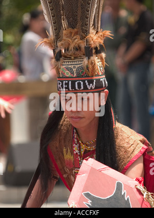 Des danseurs traditionnels au cours de la scène festival, Kota Kinabalu, Sabah, Malaisie, Banque D'Images