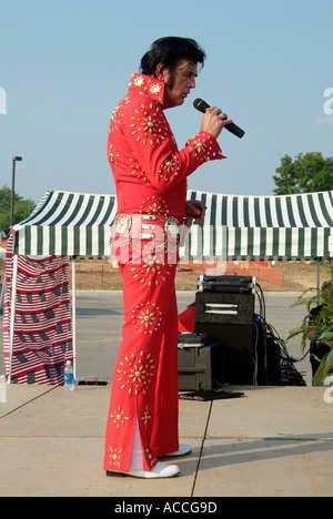 Elvis Presley imitateur joue sur la scène lors d'un festival Banque D'Images