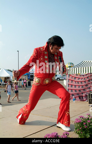 Elvis Presley imitateur joue sur la scène lors d'un festival Banque D'Images