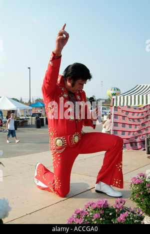 Elvis Presley imitateur joue sur la scène lors d'un festival Banque D'Images