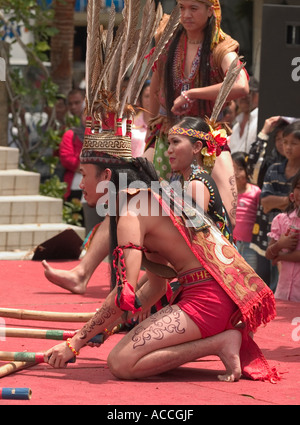 Des danseurs traditionnels au cours de la scène festival, Kota Kinabalu, Sabah, Malaisie, Banque D'Images