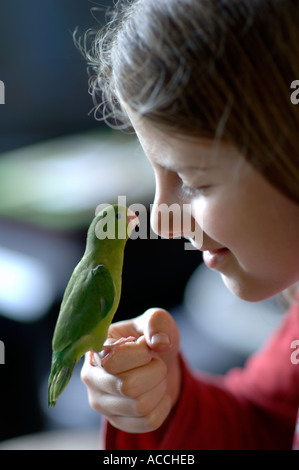 Le portrait de jeune fille avec perroquet sur son doigt Banque D'Images