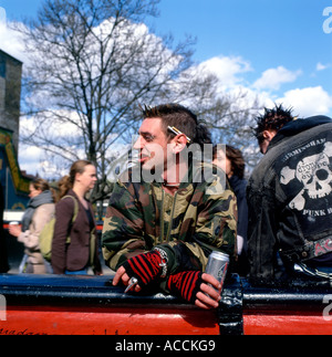 Punk man with beer peut au Camden Lock London England UK Banque D'Images