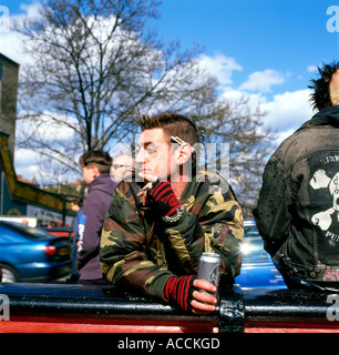 Punk man with beer peut au Camden Lock London England UK Banque D'Images