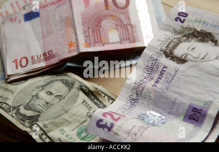 Des tas de billets de banque, y compris d'euros sterling et dollars us Banque D'Images